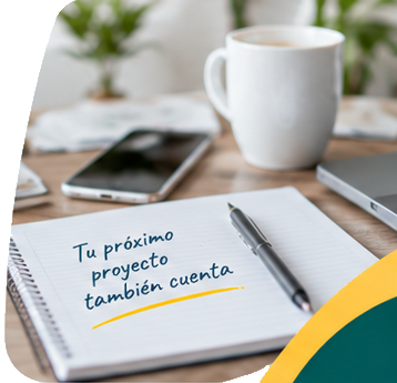 Cuaderno, taza de café y celular sobre un escritorio