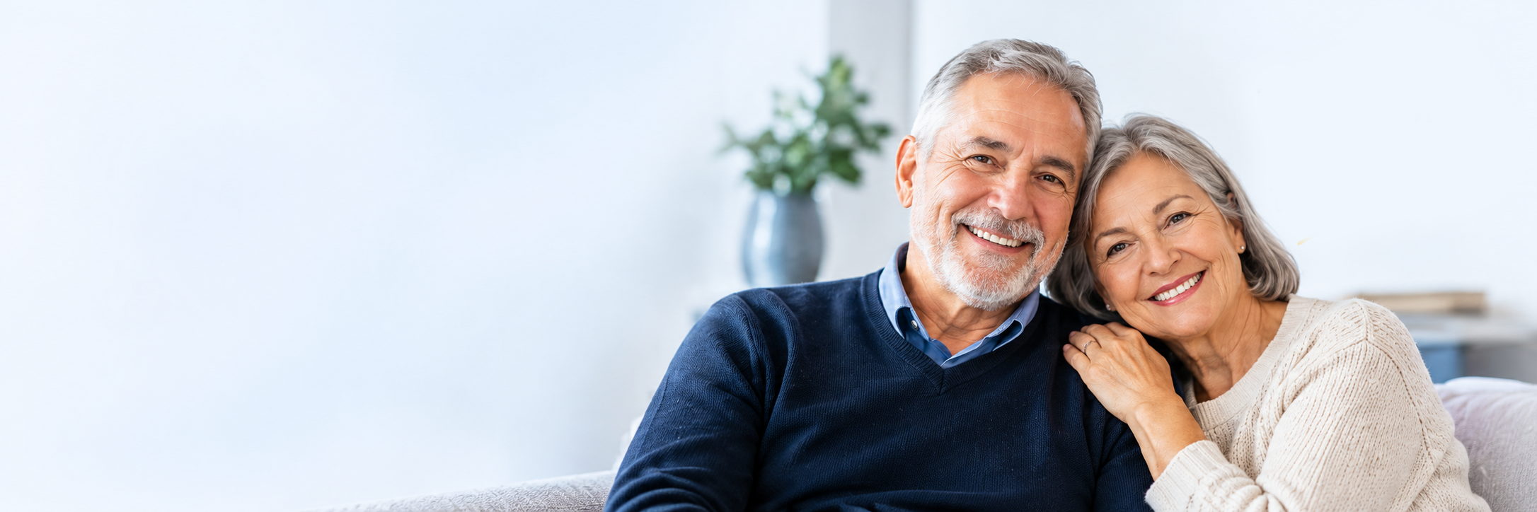Pareja de adultos mayores sonriendo en casa