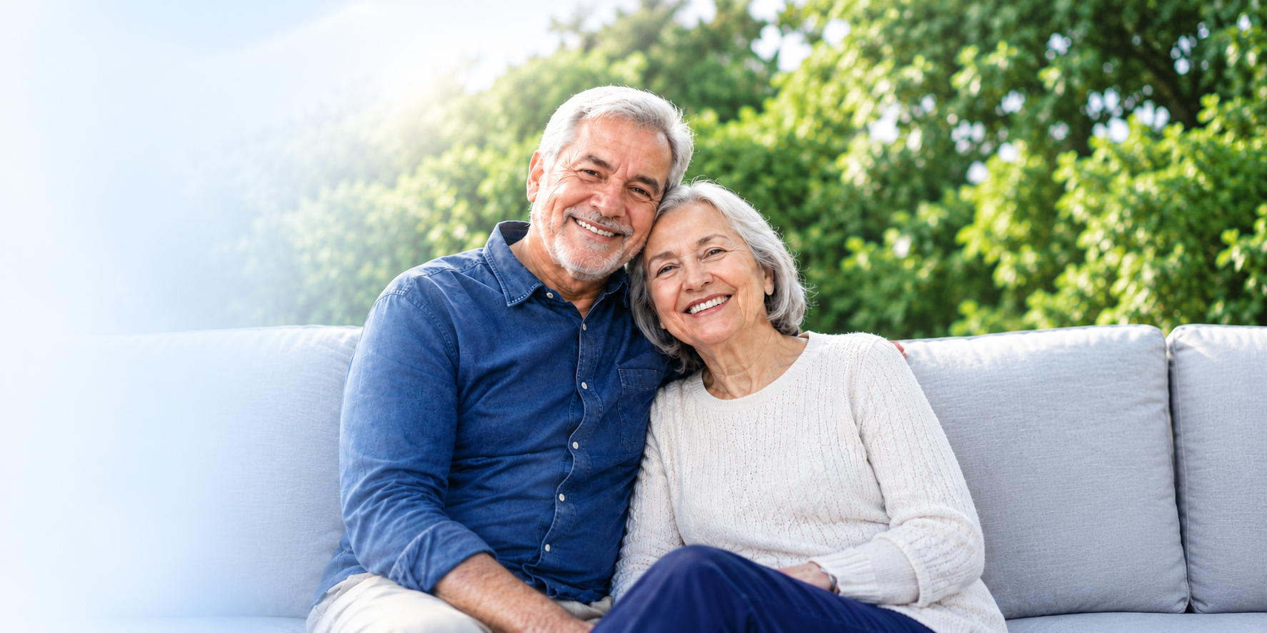 Pareja de adultos mayores sonriendo en un jardín