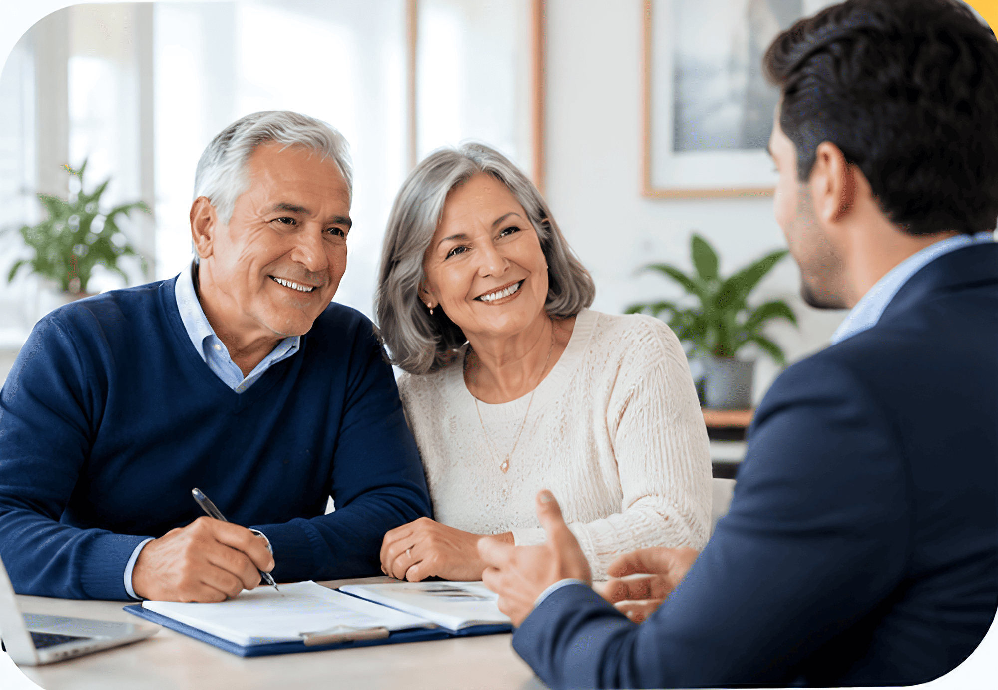 Pareja de pensionados recibiendo asesoría sobre su crédito